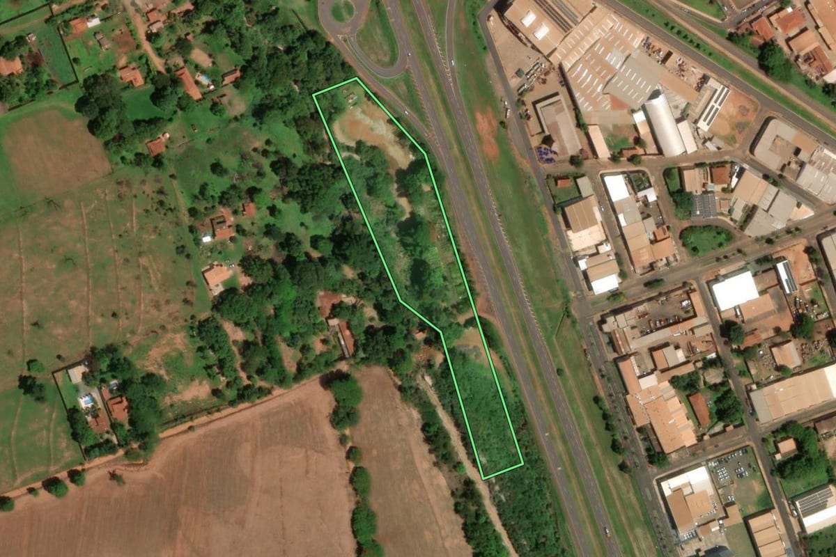 Imagem de satélite do imóvel rural em Barretos (SP), com o contorno declarado no CAR desenhado por cima.