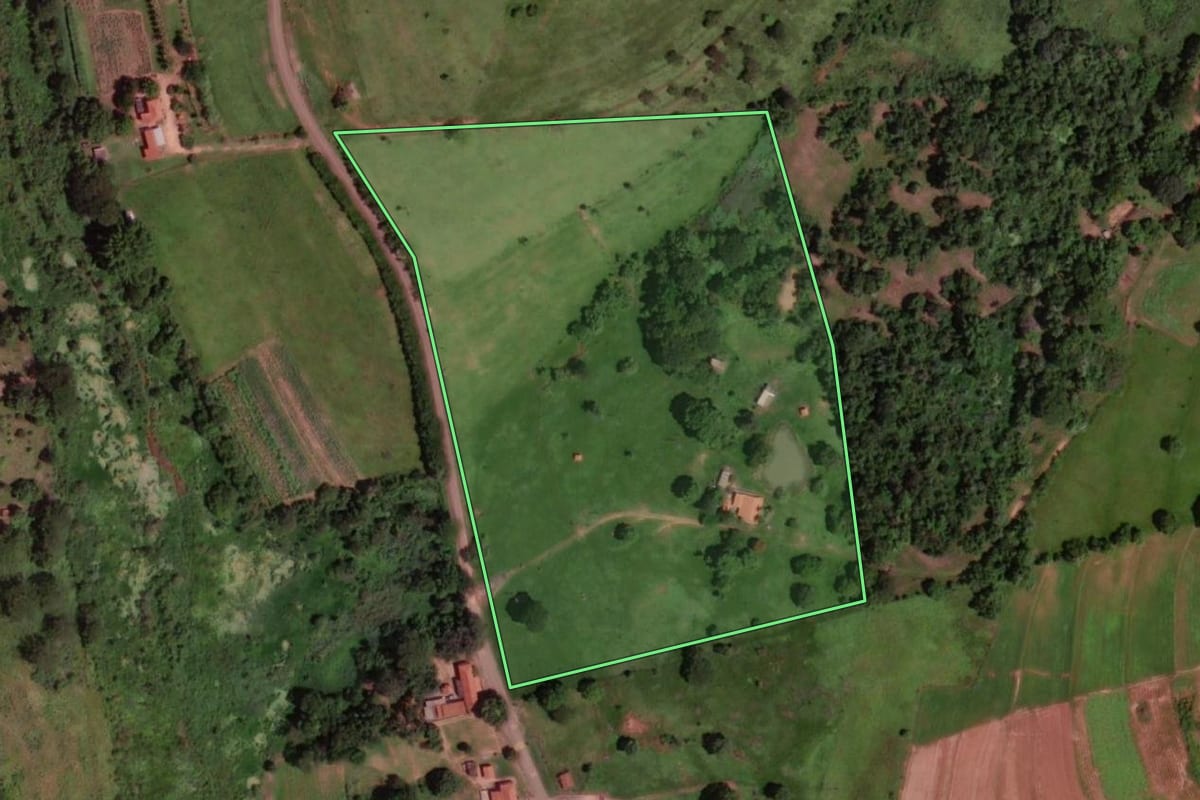 Imagem de satélite do imóvel rural em Barretos (SP), com o contorno declarado no CAR desenhado por cima.