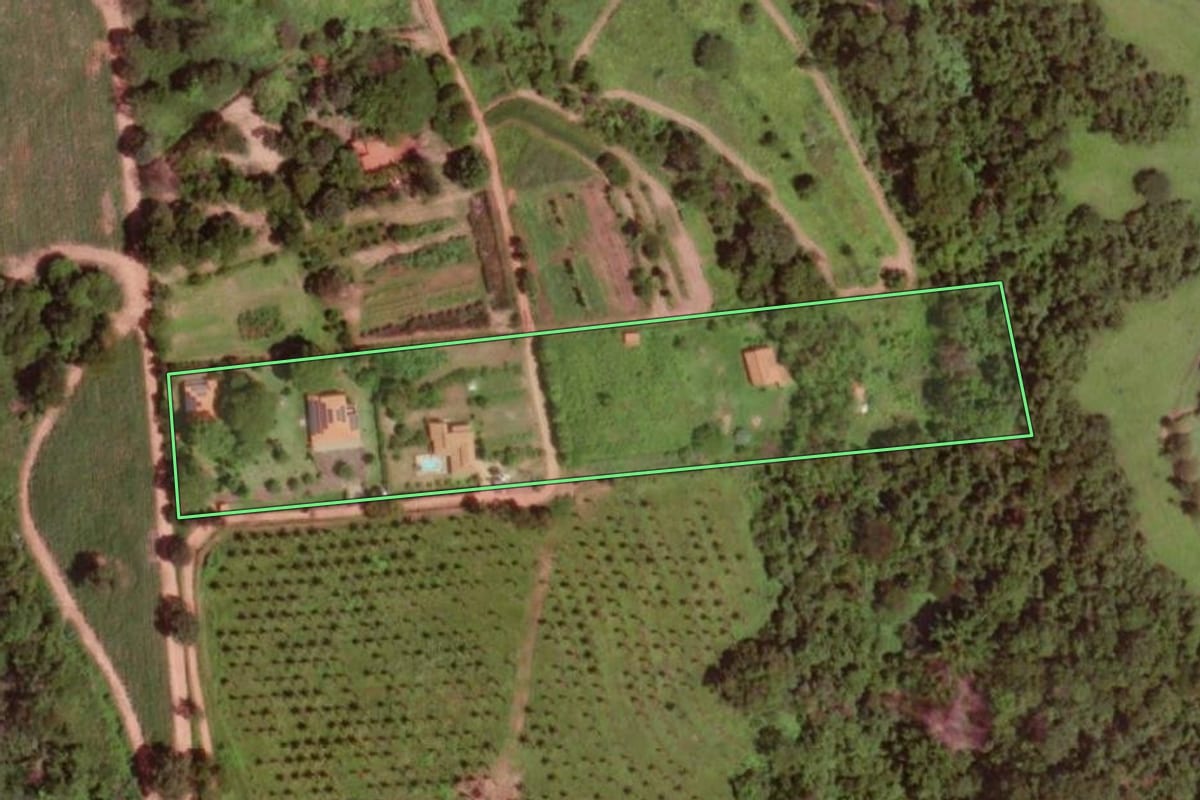 Imagem de satélite do imóvel rural em Barretos (SP), com o contorno declarado no CAR desenhado por cima.