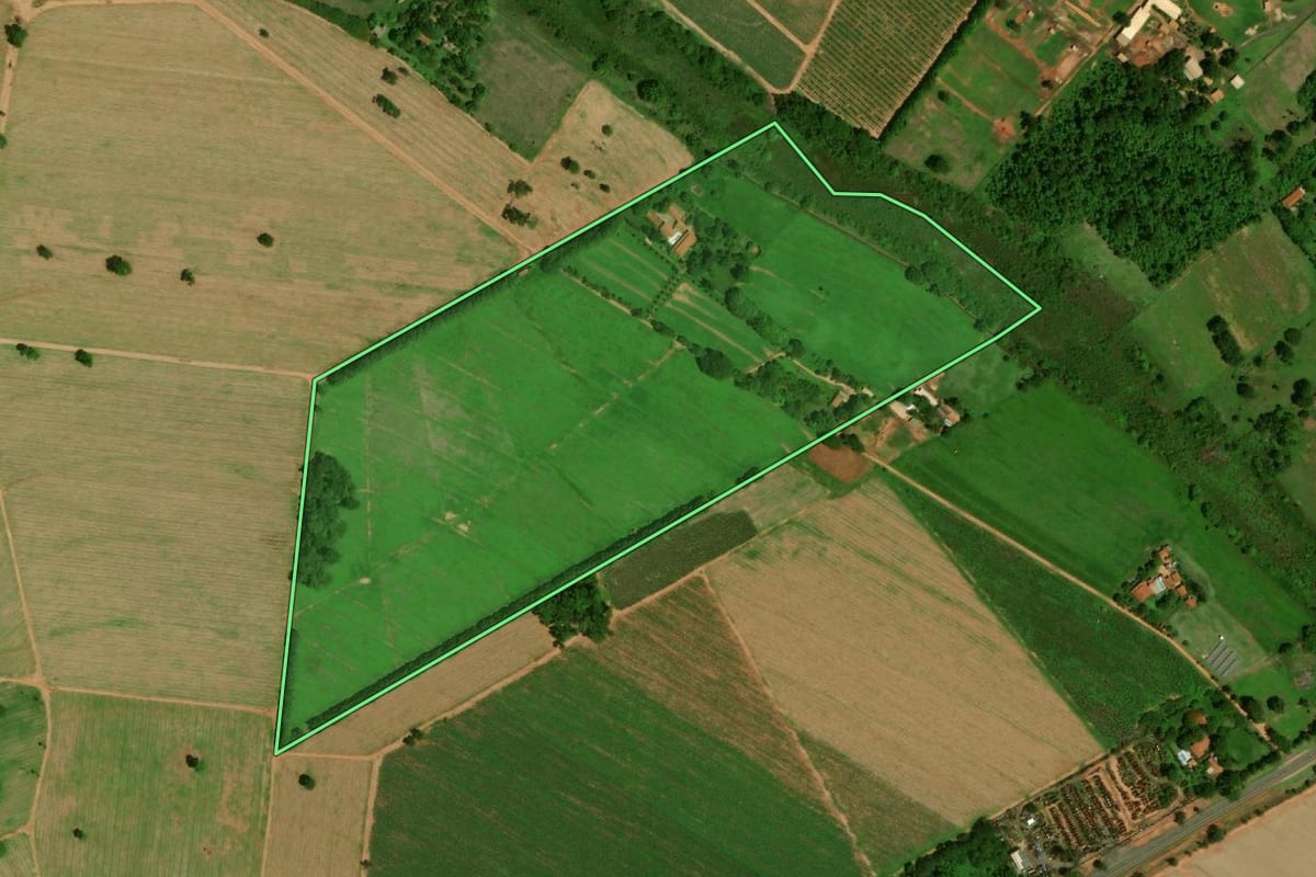 Imagem de satélite do imóvel rural em Barretos (SP), com o contorno declarado no CAR desenhado por cima.