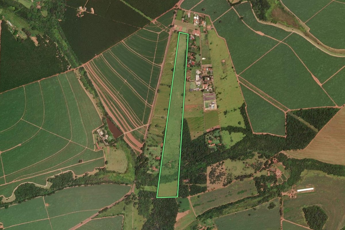 Imagem de satélite do imóvel rural em Barretos (SP), com o contorno declarado no CAR desenhado por cima.