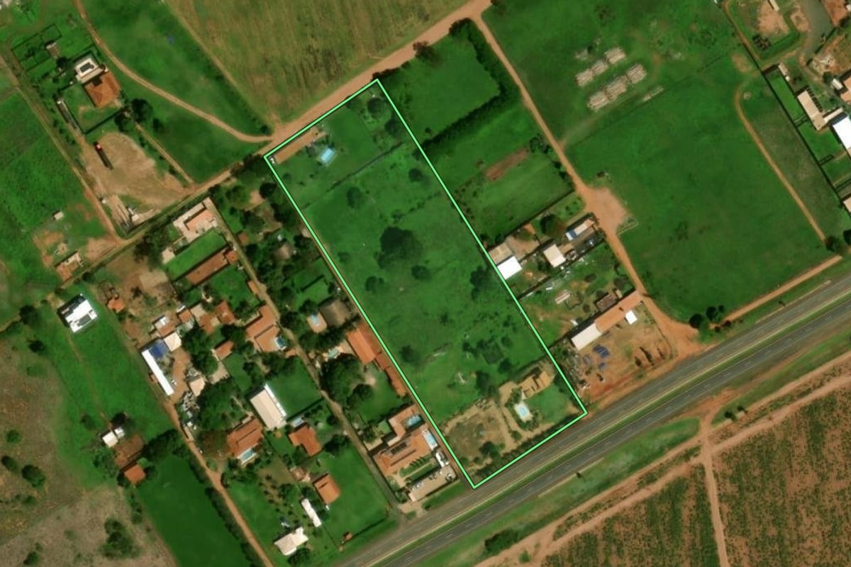 Imagem de satélite do imóvel rural em Barretos (SP), com o contorno declarado no CAR desenhado por cima.