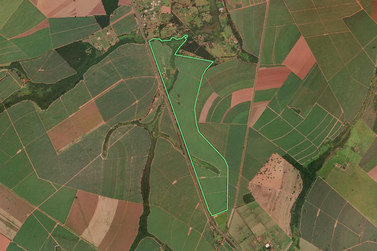 Imagem de satélite do imóvel rural em Barretos (SP), com o contorno declarado no CAR desenhado por cima.
