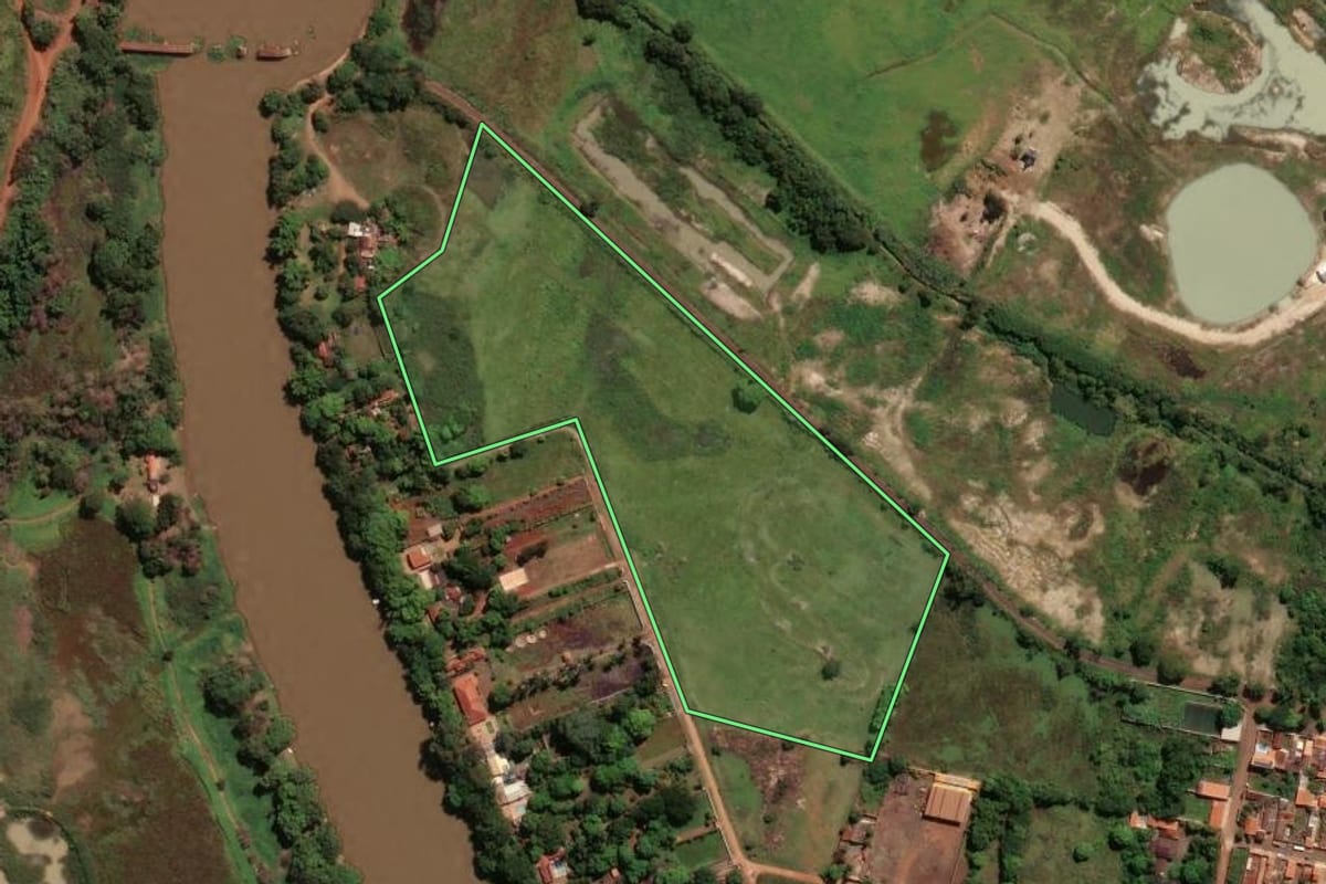 Imagem de satélite do imóvel rural em Barrinha (SP), com o contorno declarado no CAR desenhado por cima.