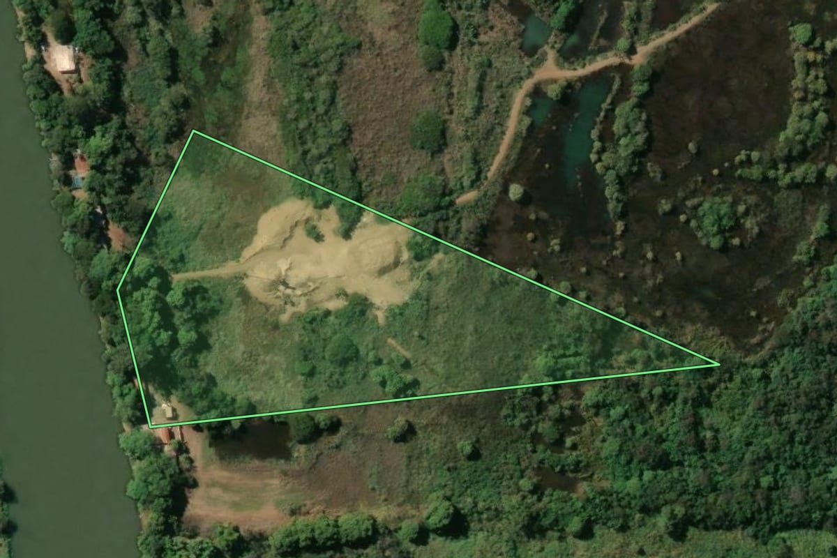 Imagem de satélite do imóvel rural em Barrinha (SP), com o contorno declarado no CAR desenhado por cima.