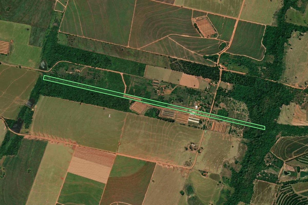 Imagem de satélite do imóvel rural em Bastos (SP), com o contorno declarado no CAR desenhado por cima.