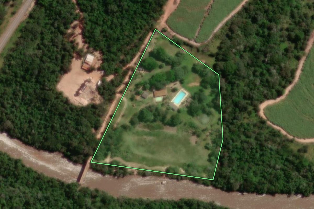 Imagem de satélite do imóvel rural em Bastos (SP), com o contorno declarado no CAR desenhado por cima.