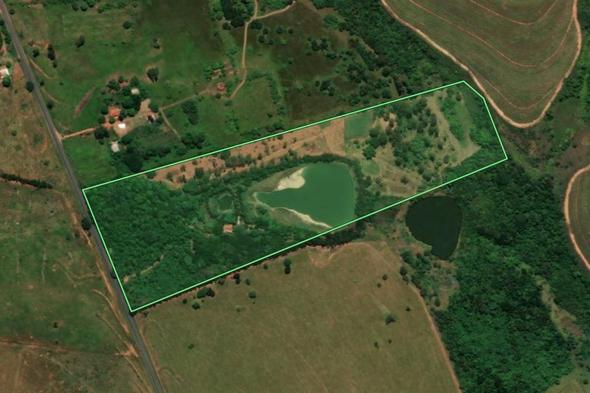 Imagem de satélite do imóvel rural em Bastos (SP), com o contorno declarado no CAR desenhado por cima.