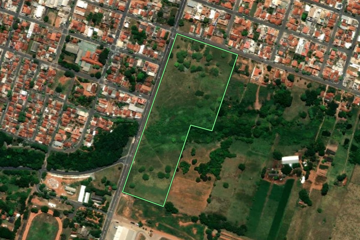 Imagem de satélite do imóvel rural em Bastos (SP), com o contorno declarado no CAR desenhado por cima.