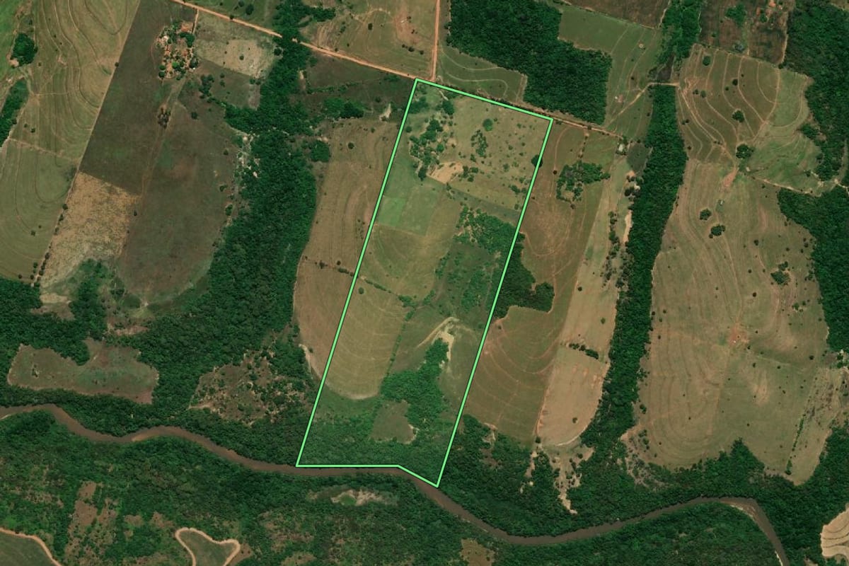 Imagem de satélite do imóvel rural em Bastos (SP), com o contorno declarado no CAR desenhado por cima.