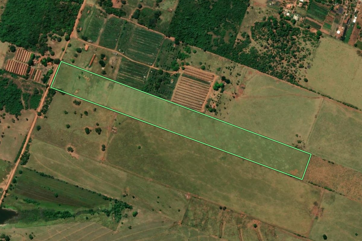 Imagem de satélite do imóvel rural em Bastos (SP), com o contorno declarado no CAR desenhado por cima.
