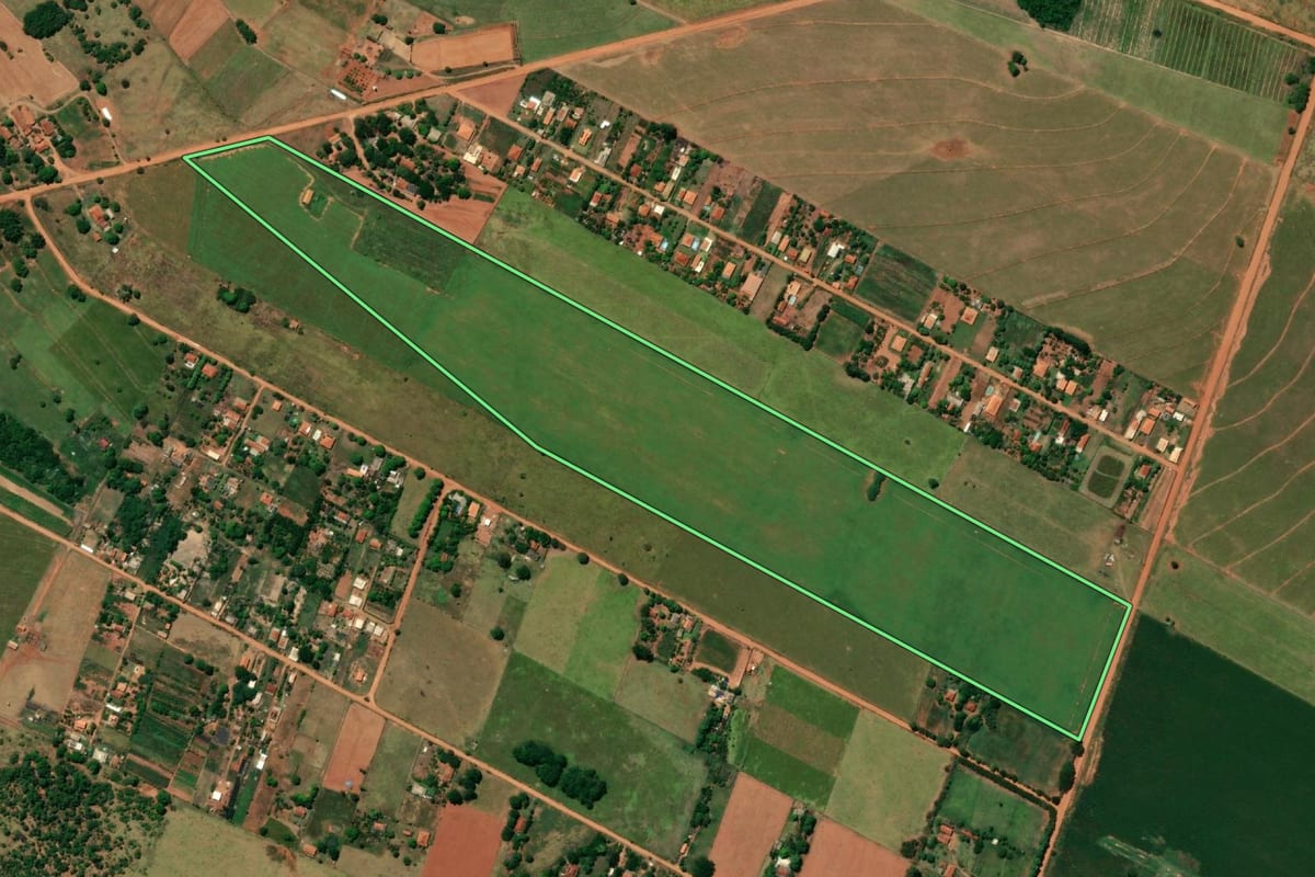 Imagem de satélite do imóvel rural em Bastos (SP), com o contorno declarado no CAR desenhado por cima.