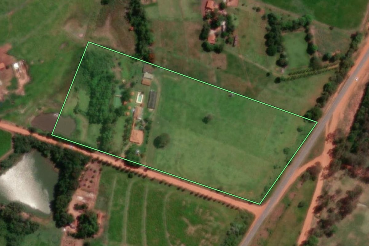 Imagem de satélite do imóvel rural em Bastos (SP), com o contorno declarado no CAR desenhado por cima.