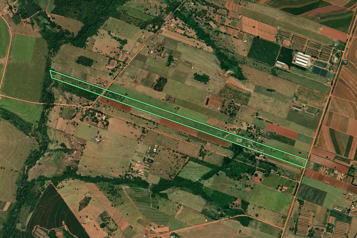 Imagem de satélite do imóvel rural em Bastos (SP), com o contorno declarado no CAR desenhado por cima.
