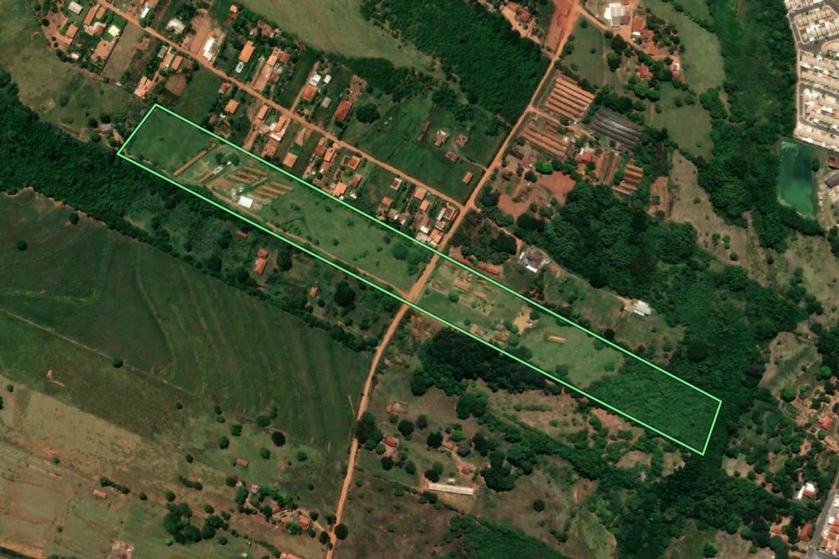 Imagem de satélite do imóvel rural em Bastos (SP), com o contorno declarado no CAR desenhado por cima.