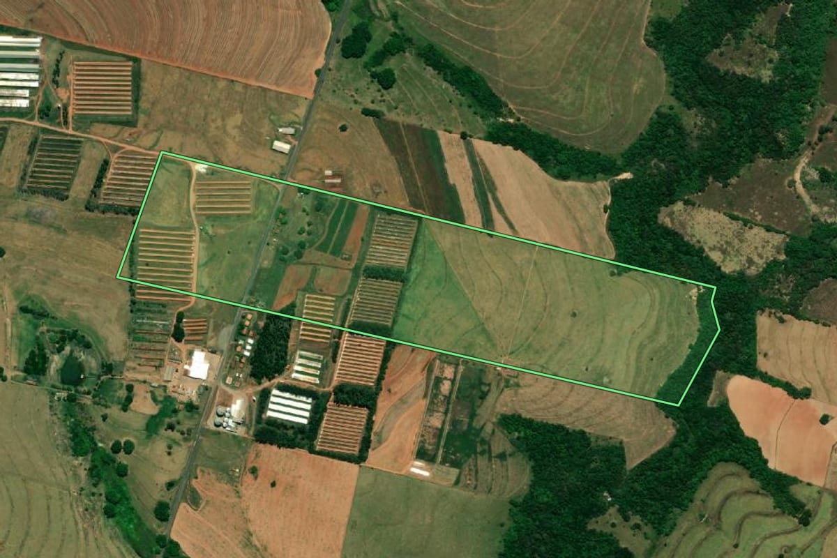 Imagem de satélite do imóvel rural em Bastos (SP), com o contorno declarado no CAR desenhado por cima.