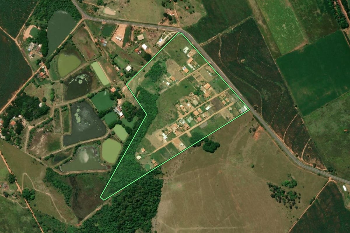 Imagem de satélite do imóvel rural em Bastos (SP), com o contorno declarado no CAR desenhado por cima.