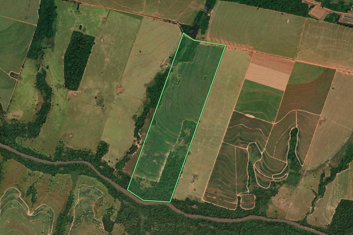 Imagem de satélite do imóvel rural em Bastos (SP), com o contorno declarado no CAR desenhado por cima.
