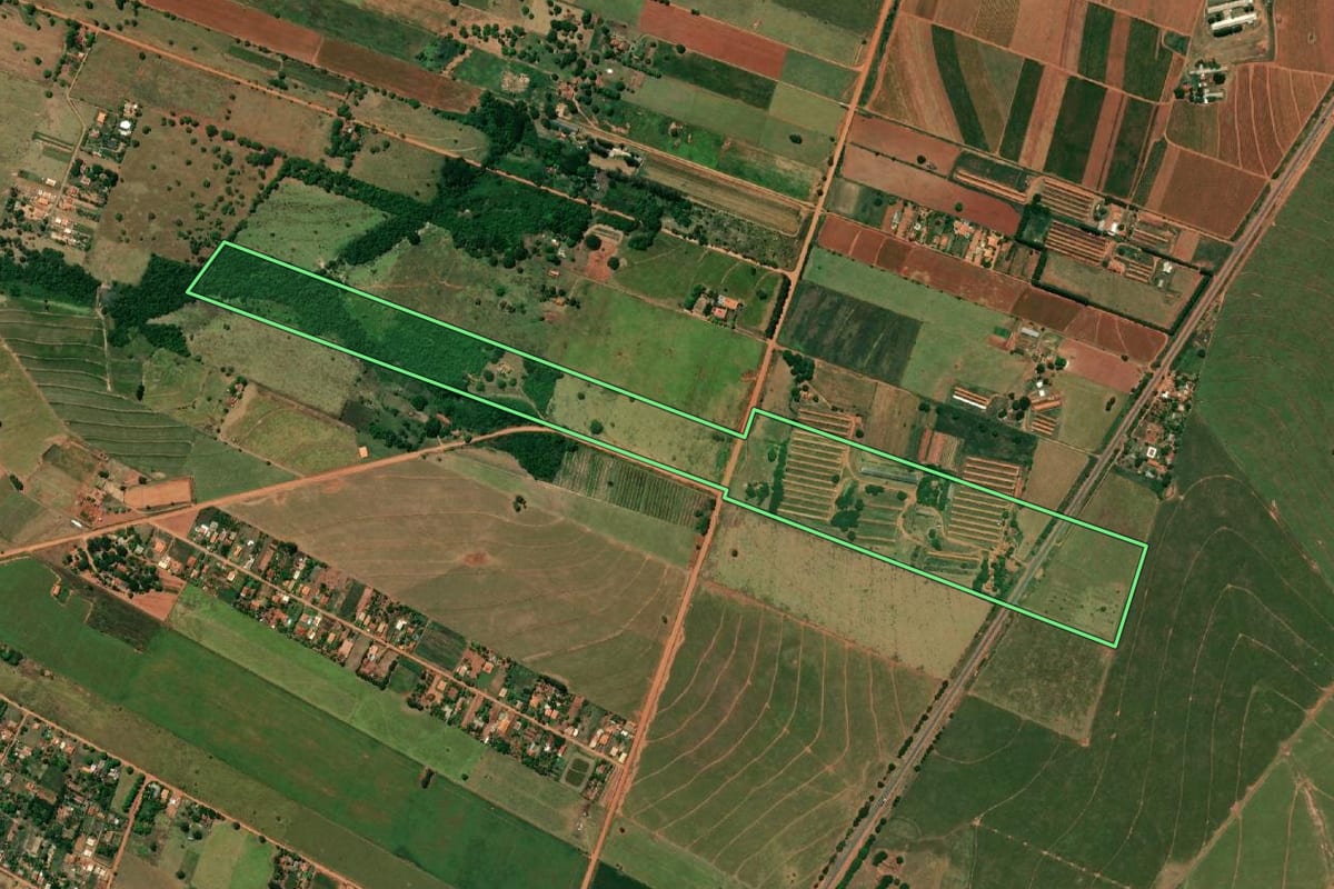 Imagem de satélite do imóvel rural em Bastos (SP), com o contorno declarado no CAR desenhado por cima.