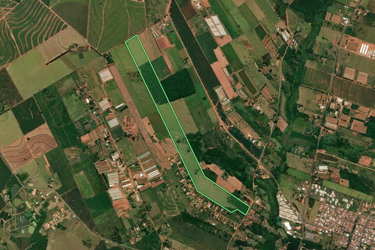 Imagem de satélite do imóvel rural em Bastos (SP), com o contorno declarado no CAR desenhado por cima.