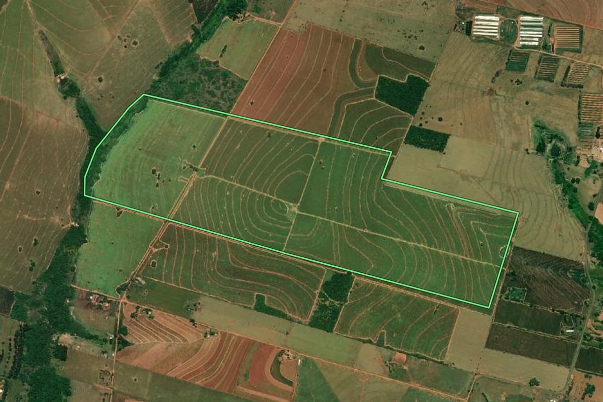 Imagem de satélite do imóvel rural em Bastos (SP), com o contorno declarado no CAR desenhado por cima.