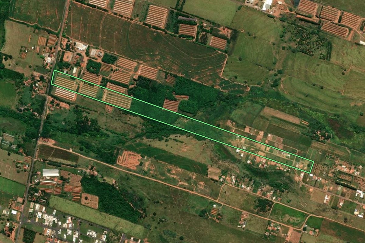 Imagem de satélite do imóvel rural em Bastos (SP), com o contorno declarado no CAR desenhado por cima.