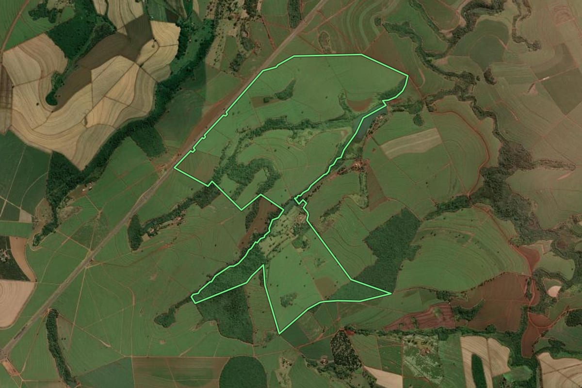 Imagem de satélite do imóvel rural em Batatais (SP), com o contorno declarado no CAR desenhado por cima.