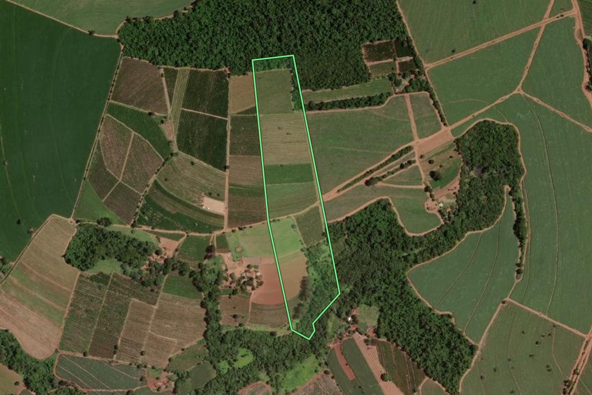 Imagem de satélite do imóvel rural em Batatais (SP), com o contorno declarado no CAR desenhado por cima.