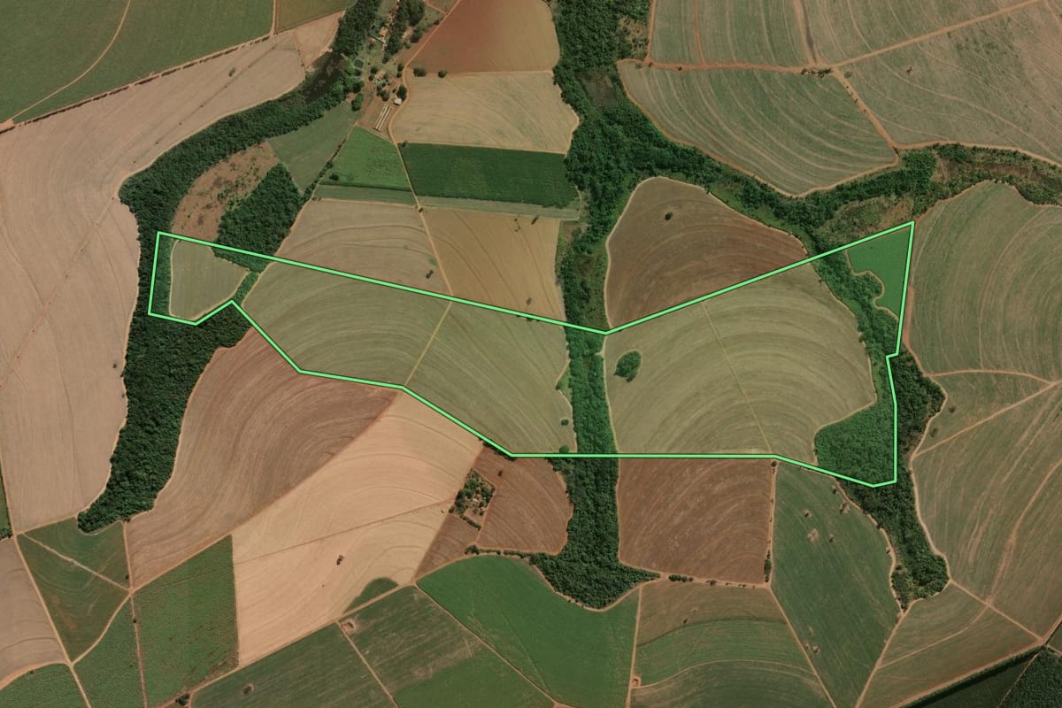 Imagem de satélite do imóvel rural em Batatais (SP), com o contorno declarado no CAR desenhado por cima.