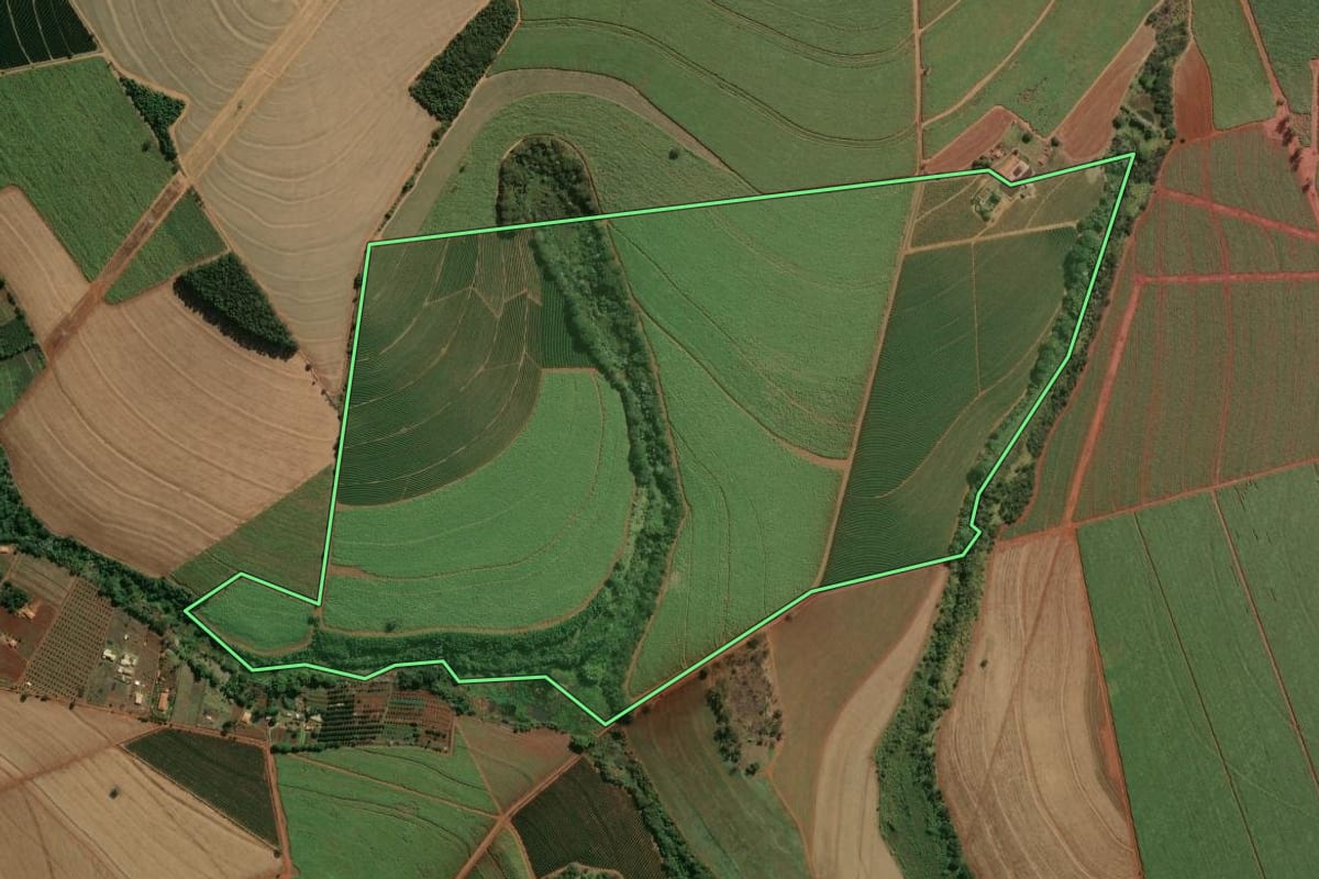 Imagem de satélite do imóvel rural em Batatais (SP), com o contorno declarado no CAR desenhado por cima.