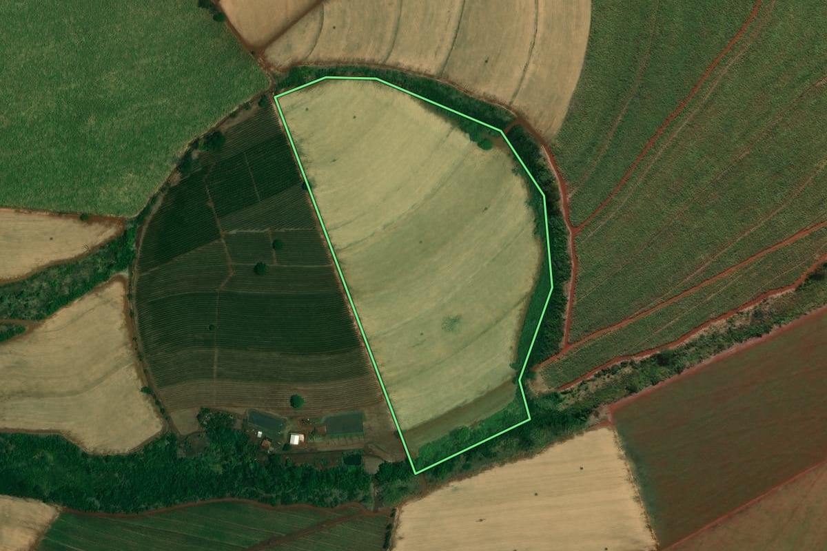 Imagem de satélite do imóvel rural em Batatais (SP), com o contorno declarado no CAR desenhado por cima.
