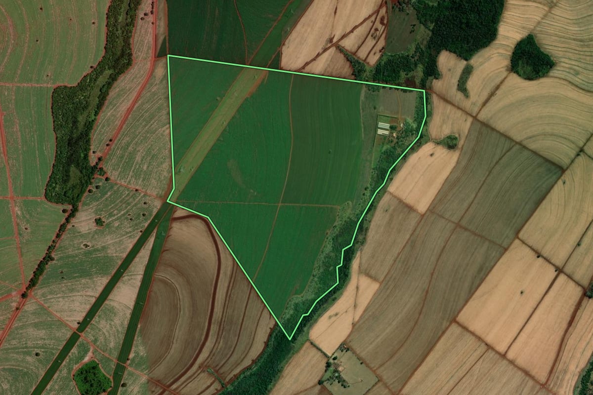 Imagem de satélite do imóvel rural em Batatais (SP), com o contorno declarado no CAR desenhado por cima.