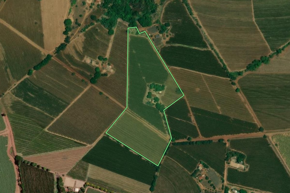 Imagem de satélite do imóvel rural em Batatais (SP), com o contorno declarado no CAR desenhado por cima.