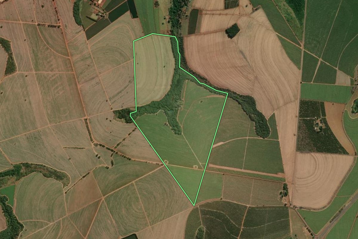 Imagem de satélite do imóvel rural em Batatais (SP), com o contorno declarado no CAR desenhado por cima.