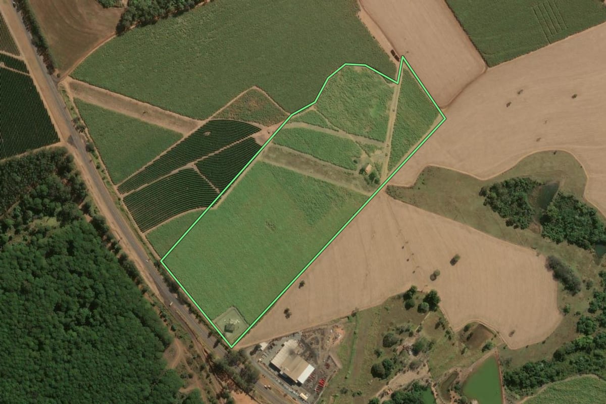 Imagem de satélite do imóvel rural em Batatais (SP), com o contorno declarado no CAR desenhado por cima.
