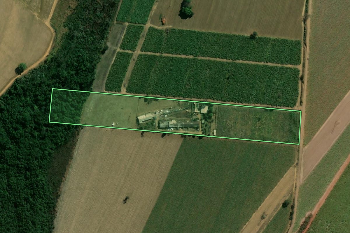 Imagem de satélite do imóvel rural em Batatais (SP), com o contorno declarado no CAR desenhado por cima.