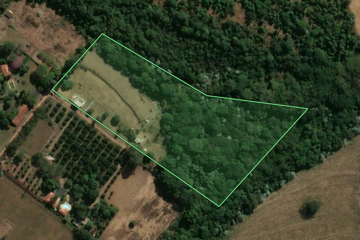 Imagem de satélite do imóvel rural em Batatais (SP), com o contorno declarado no CAR desenhado por cima.