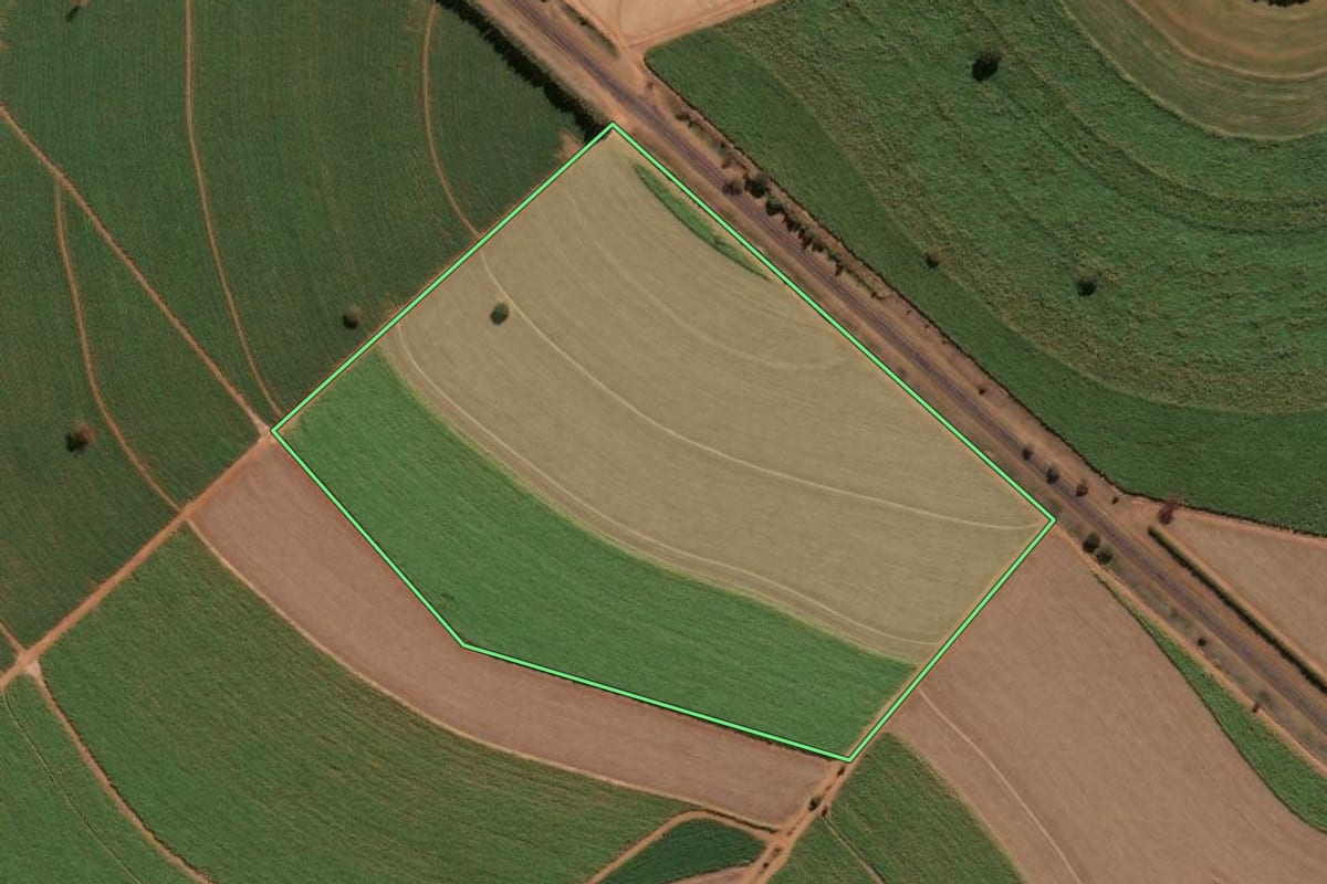 Imagem de satélite do imóvel rural em Batatais (SP), com o contorno declarado no CAR desenhado por cima.