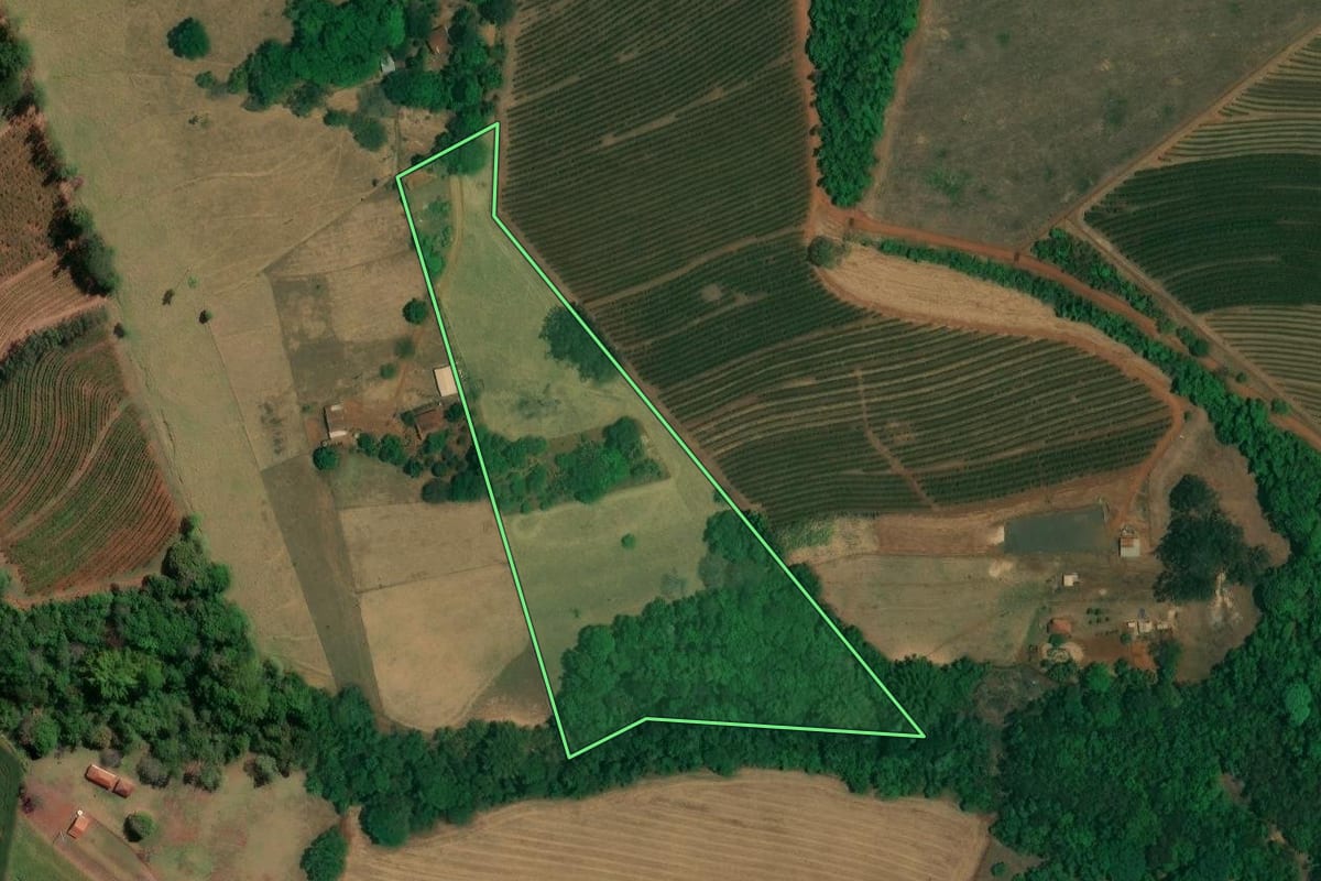 Imagem de satélite do imóvel rural em Batatais (SP), com o contorno declarado no CAR desenhado por cima.