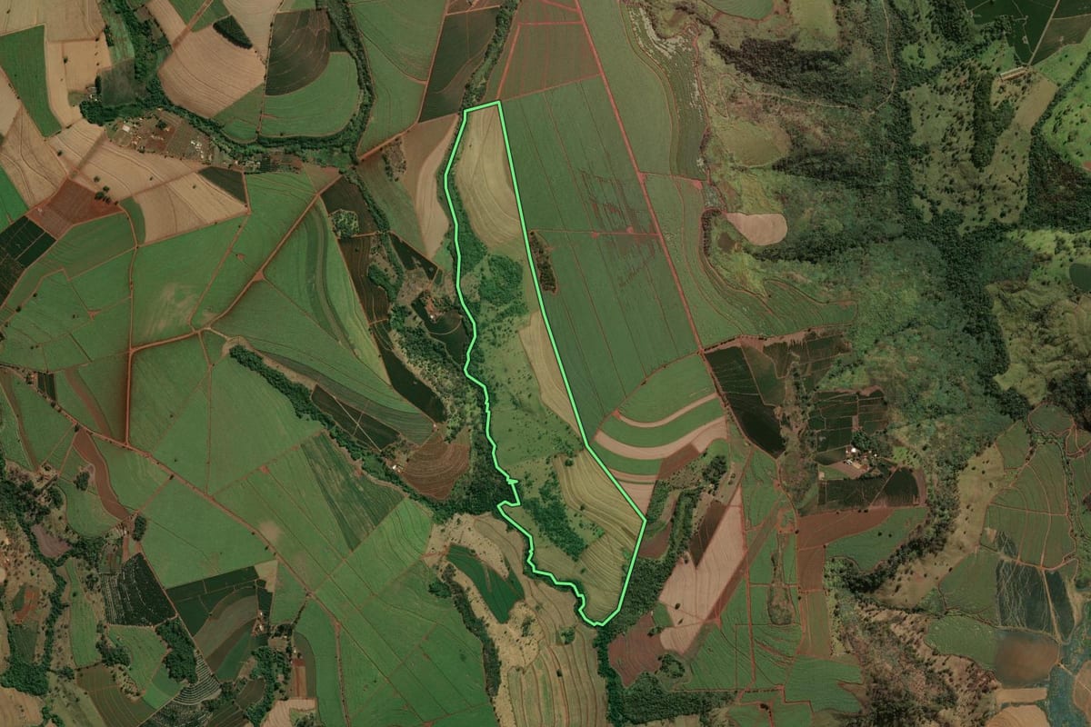 Imagem de satélite do imóvel rural em Batatais (SP), com o contorno declarado no CAR desenhado por cima.