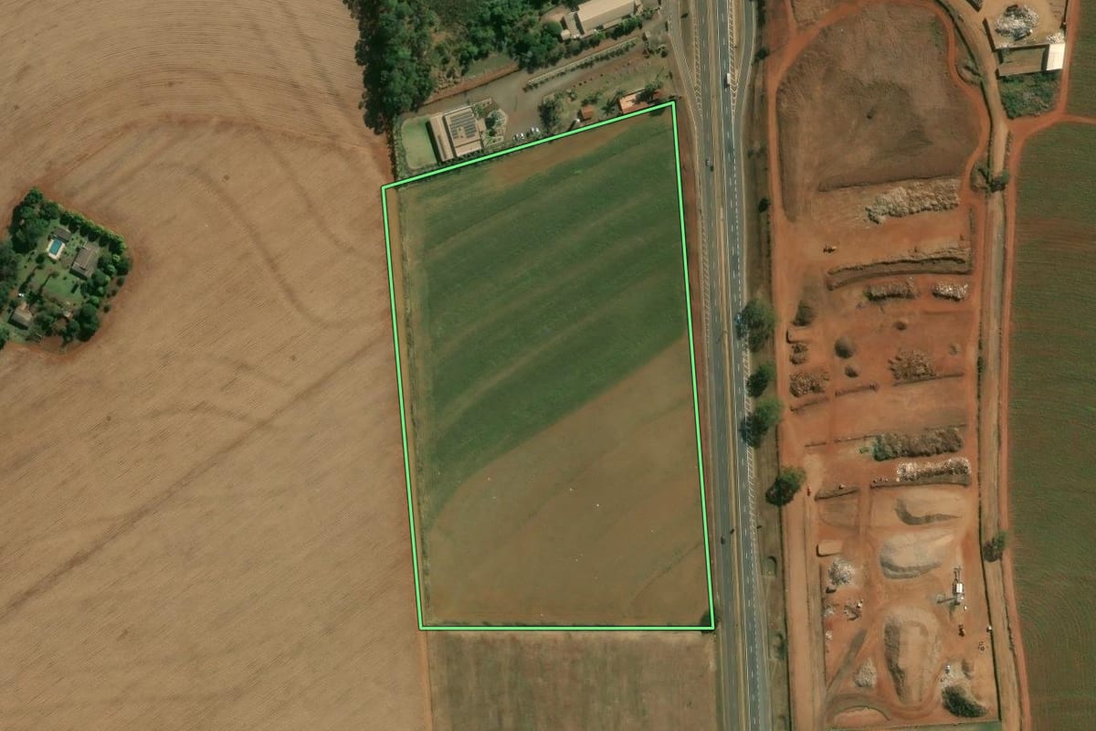 Imagem de satélite do imóvel rural em Batatais (SP), com o contorno declarado no CAR desenhado por cima.