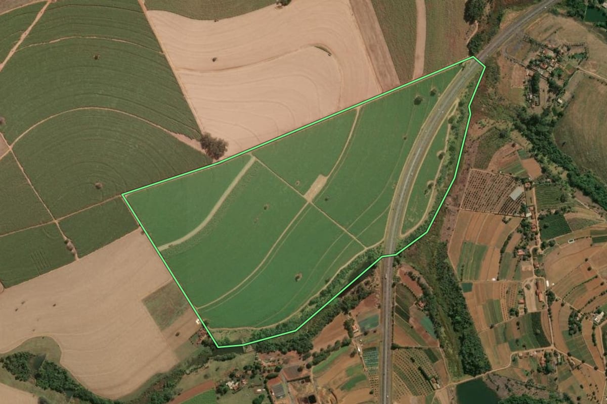Imagem de satélite do imóvel rural em Batatais (SP), com o contorno declarado no CAR desenhado por cima.