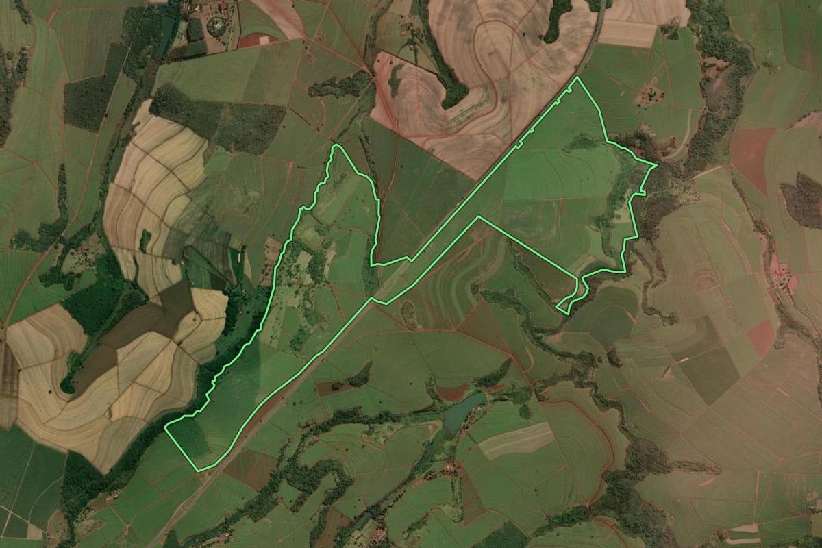 Imagem de satélite do imóvel rural em Batatais (SP), com o contorno declarado no CAR desenhado por cima.