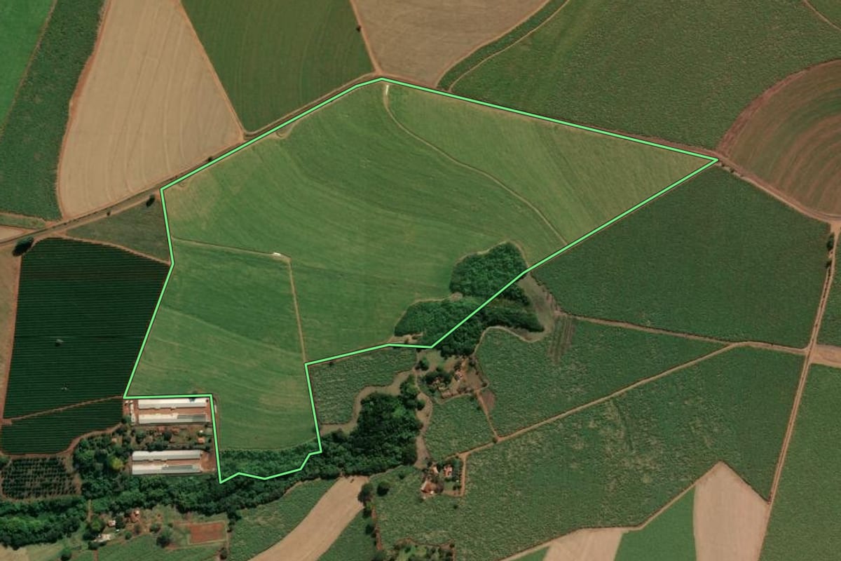 Imagem de satélite do imóvel rural em Batatais (SP), com o contorno declarado no CAR desenhado por cima.