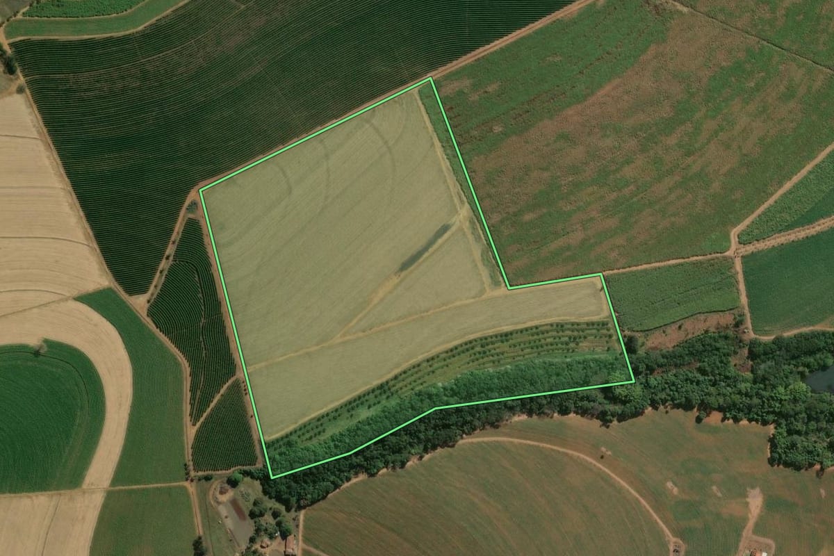 Imagem de satélite do imóvel rural em Batatais (SP), com o contorno declarado no CAR desenhado por cima.