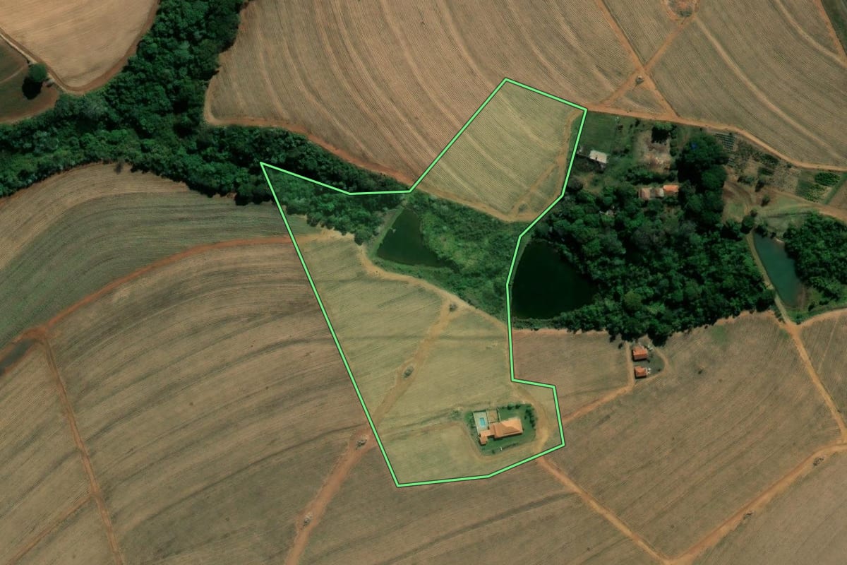 Imagem de satélite do imóvel rural em Batatais (SP), com o contorno declarado no CAR desenhado por cima.