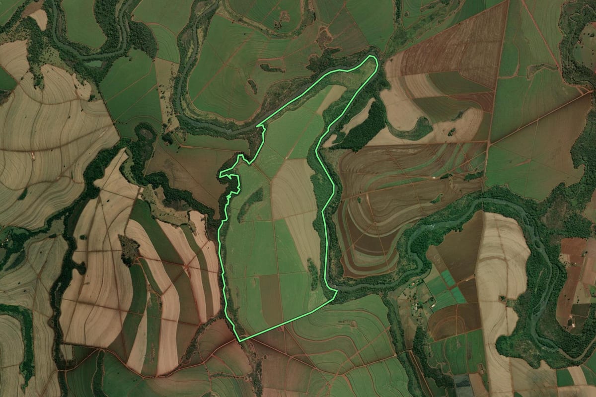 Imagem de satélite do imóvel rural em Batatais (SP), com o contorno declarado no CAR desenhado por cima.