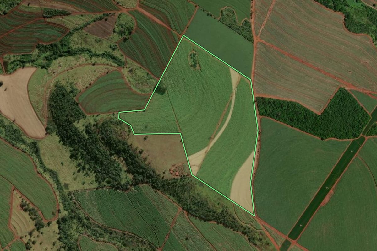 Imagem de satélite do imóvel rural em Batatais (SP), com o contorno declarado no CAR desenhado por cima.