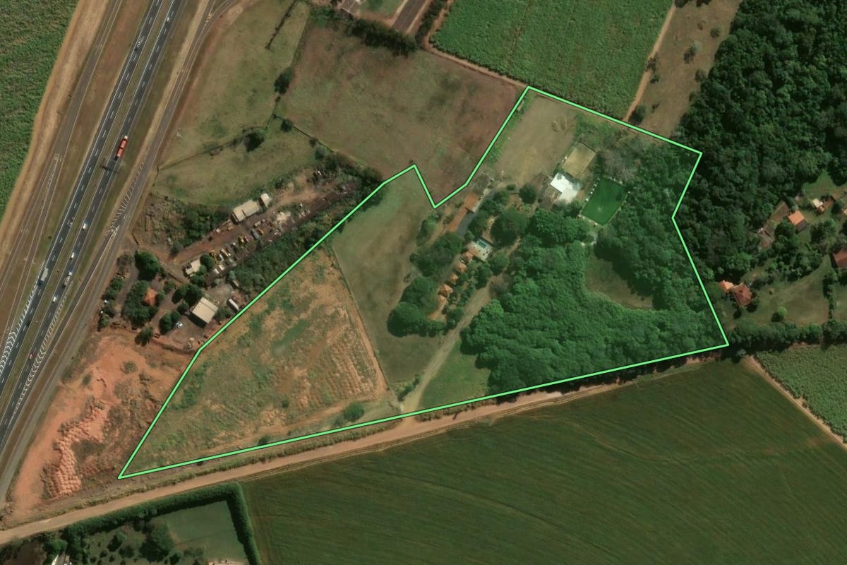Imagem de satélite do imóvel rural em Batatais (SP), com o contorno declarado no CAR desenhado por cima.