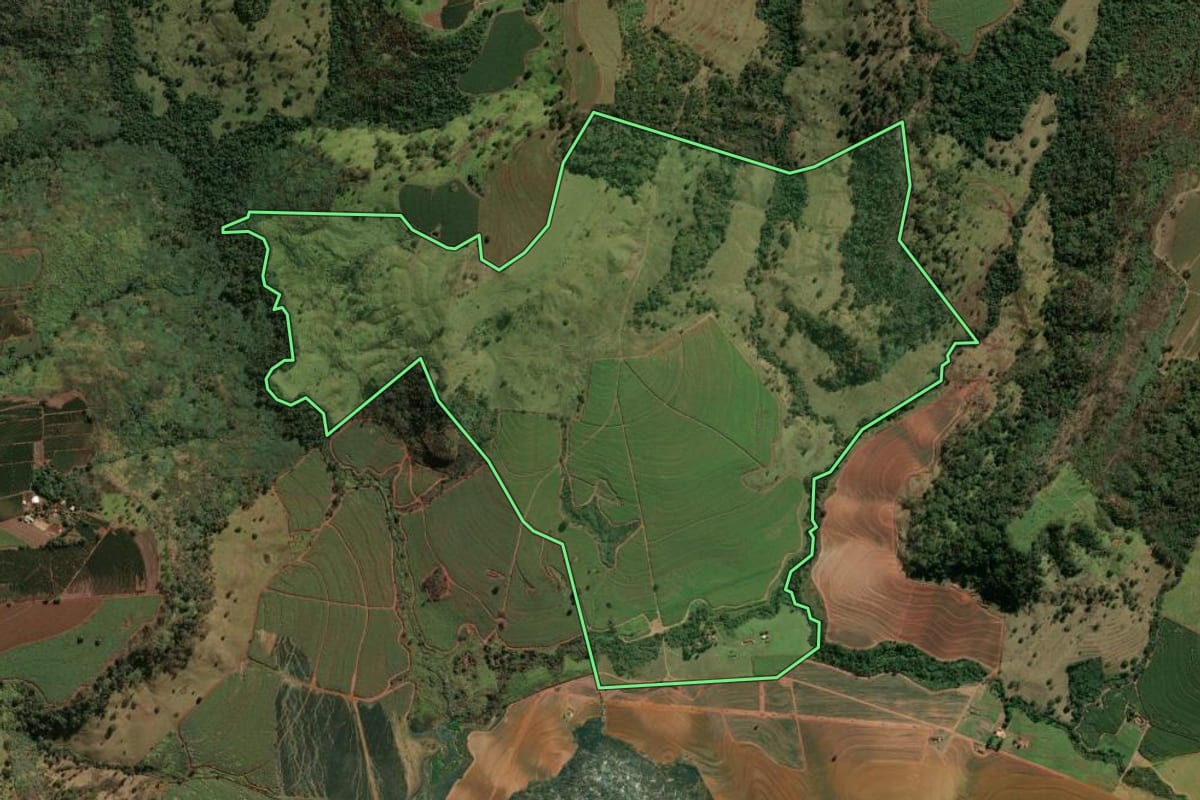 Imagem de satélite do imóvel rural em Batatais (SP), com o contorno declarado no CAR desenhado por cima.